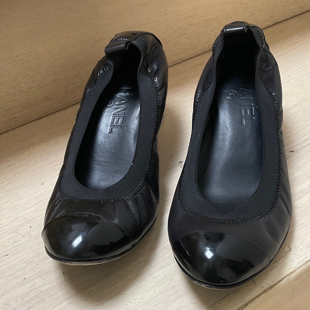 CHANEL Black Patent pumps